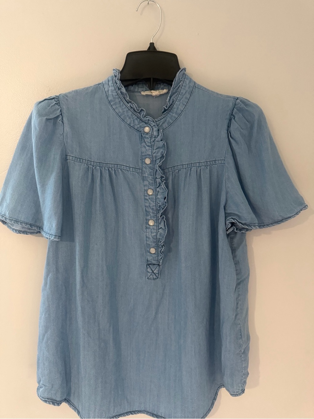 Easel light blue chambray pearl snap ruffle trim short sleeve blouse size small